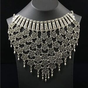 Elegant Silver Floral Necklace Set